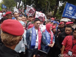 Dani- Fitria Daftar Ke KPU Cirebon Diiringi Banteng dan Barongsai