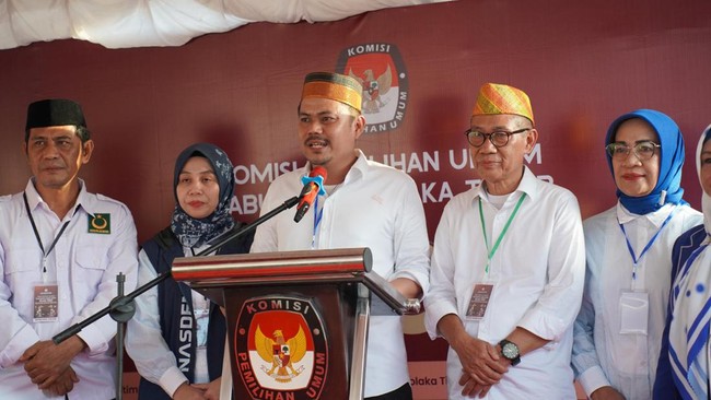 Pasangan bakal calon Bupati Kolaka Timur (Koltim) Abdul Azis beserta calon wakil Yosep Sahaka mendaftarkan diri secara resmi di Kantor KPU Koltim, Rabu (28/8).