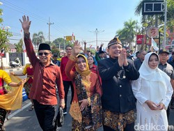 Petahana Diantar Tarian Cucuk Lampah Saat Daftar ke KPU Kota Mojokerto