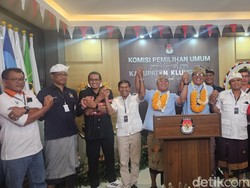 Juliarta Sungkem Ayah-Ibu Sebelum Mendaftar ke KPU Klungkung