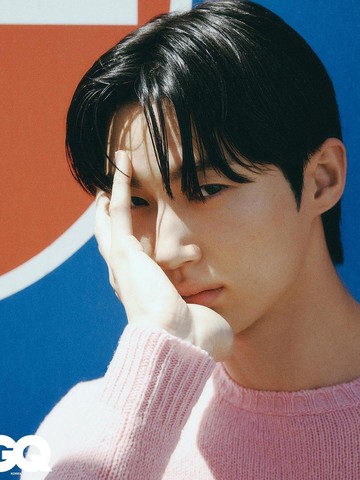 Byeon Woo Seok Pancarkan Pesona Melimpah di Pemotretan Terbaru Bersama GQ Korea Edisi September