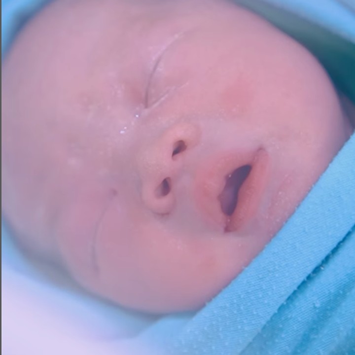<p>Kini, Bunda bisa melihat wajah tampan Baby Jayden, lho. Shanju bahkan mengunggah potret kala sang putra melakukan sesi <em>newborn photoshoot</em>. (Foto: Instagram: @shanju)</p>