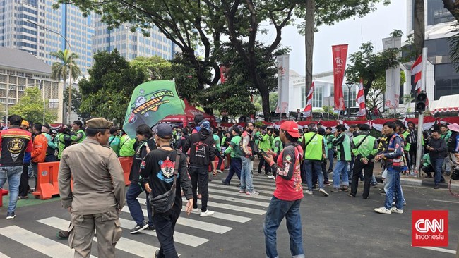 Ratusan pengemudi ojol memadati area Patung Kuda, Jakarta Pusat, jelang tindakan unjuk rasa pada Kamis (29/8) ini.