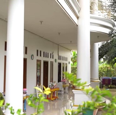 7 Potret Rumah Istana Mamah Dedeh, Sangat Luas dan Banyak Kolam Ikan