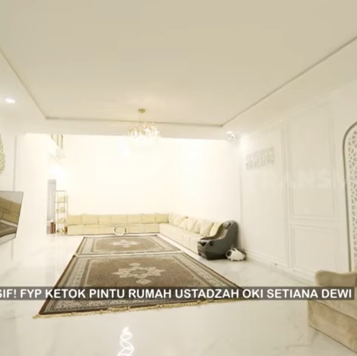 <p>Berikut potret ruang tamu yang berada ditengah-tengah rumahnya, Bunda. Oki Setiana menjelaskan bahwa rumah ini memang dibuat terbuka tanpa sekat dan banyak barang demi kenyamanan santri saat mengaji di sana. "Dibuat tanpa sekat dan enggak banyak barang. Kenapa? Karena biasanya santri-santri ngajinya di sini."(Foto: YouTube TRANS 7 Official)<br /><br /><br /></p>