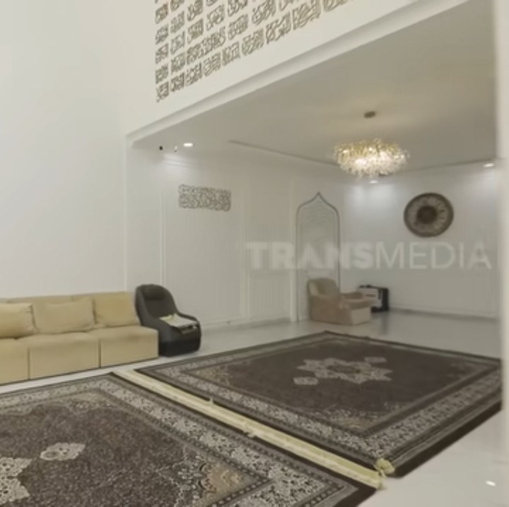 <p>Rumah ini dibangun dengan nuansa Islami ala orang Arab. Tak hanya itu, hunian ini juga dipenuhi kaligrafi lafaz Allah SWT dan asmaul husna yang dibuat oleh santri di pesantrennya. "Jadi kaligrafi-kaligrafi ini buatan santri-santri," bebernya, dikutip dari kanal YouTube TRANS 7 Official.(Foto: YouTube TRANS 7 Official)<br /><br /><br /></p>