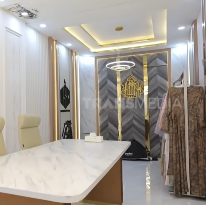 <p>Oki juga menunjukkan ruang kerjanya. Meja ini dipakai untuk syuting podcast. Sedangkan di bagian pojok, ia manfaatkan sebagai tempat <em>live shopping</em> bisnis pakaiannya. (Foto: YouTube TRANS 7 Official)</p>