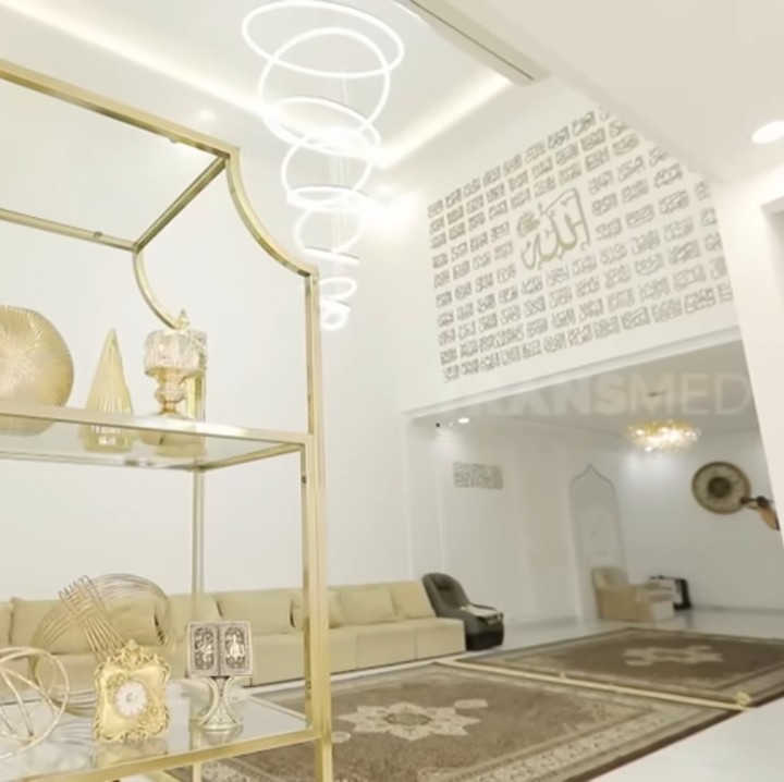 <p>Masih di ruang tamu, terdapat rak yang diisi koleksi pajangan berwarna emas seperti potret berikut.(Foto: YouTube TRANS 7 Official)<br /><br /><br /></p>