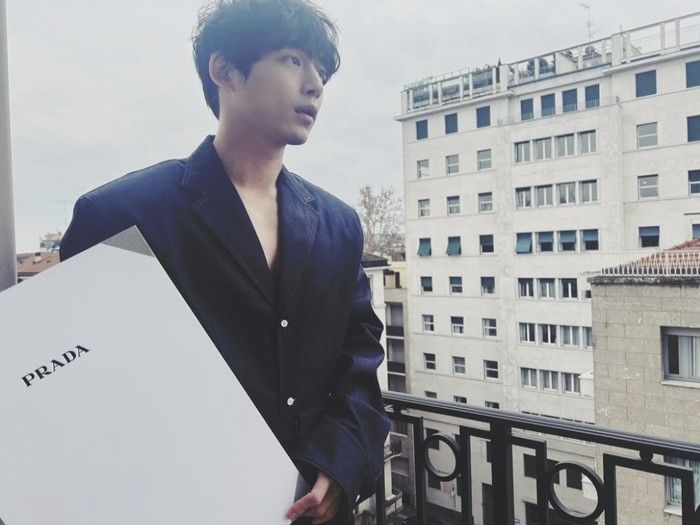 Sebelum jadi aktor, Sakaguchi Kentaro merupakan model aktif dan selalu muncul dalam majalah fashion. Saat ini ia juga terpilih menjadi brand ambassador PRADA./ foto: instagram.com/sakaguchikentaro
