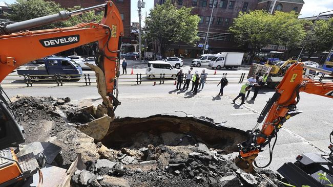 Truk Masuk Sinkhole 6 Meter, Sopir Terjebak 24 Jam-Hilang Kontak