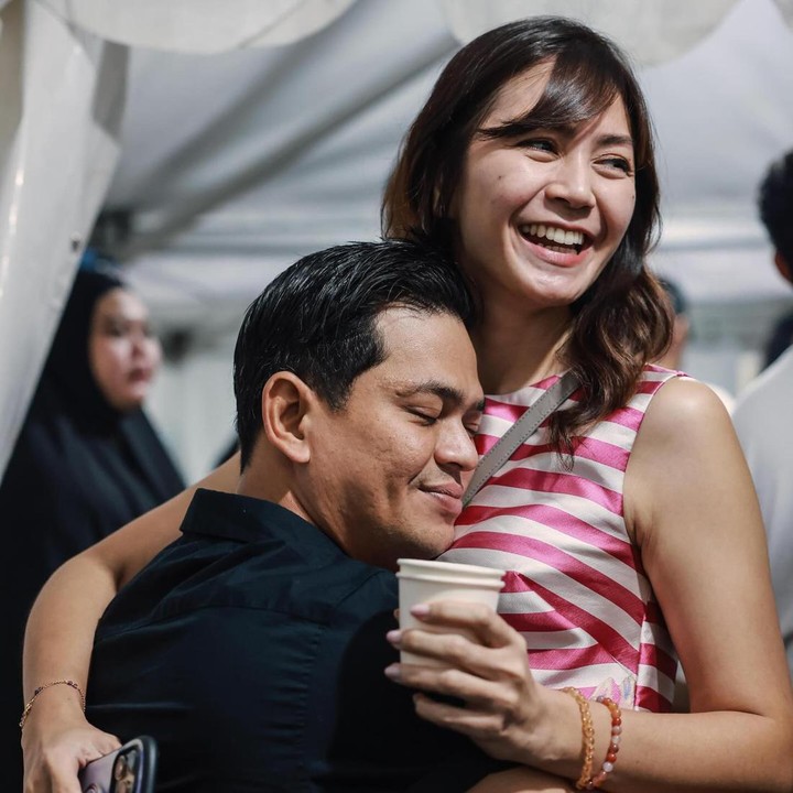 <p>Bagi Surya, Tyara menjadi pelipur lara di setiap momen sulit dalam kehidupannya. Tyara juga selalu mendampingi Surya di setiap momen penting. "Nervous, deg-degan, tegang, capek, demam panggung, mual. Tenang, ada obatnya," tulis Surya dalam unggahan fotonya. (Foto: Instagram @suryainsomnia)</p>