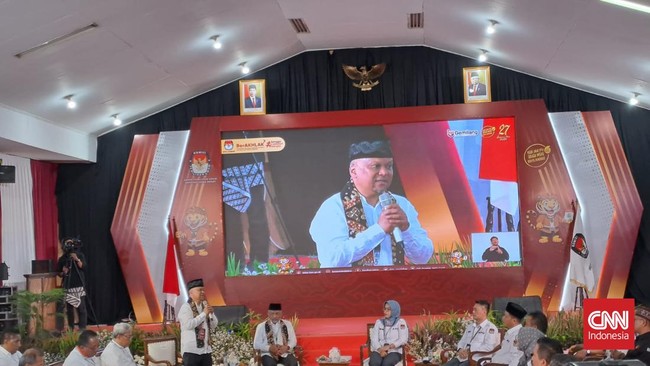 Syaikhu-Ilham Habibie datang ke KPU Jabar sekitar pukul 10.46 WIB diiringi pengurus partai koalisinya nan terdiri dari PKS, PPP, NasDem, serta simpatisan.