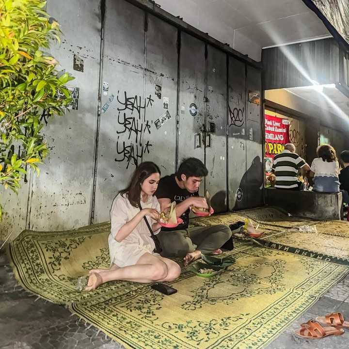 <p>Baru-baru ini, El mengunggah momen ketika ia dan Syifa nge-<em>date</em> di pinggir jalan. Keduanya terlihat sedang duduk lesehan dan menikmati makanan mereka. (Foto: Instagram @elelrumi)</p>
