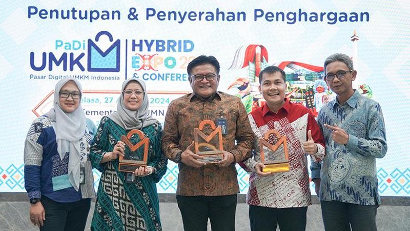 PT Pegadaian memborong tiga penghargaan sekaligus atas kontribusi luar biasa pada penyelenggaraan PaDi UMKM Hybrid Expo & Conference 2024 yang dilaksanakan