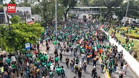 VIDEO: Penampakan Ribuan Driver Ojol Unjuk Rasa dari Udara