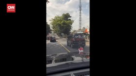 VIDEO: Momen Konvoi Jokowi Menepi Saat Disusul Ambulans di Ciamis