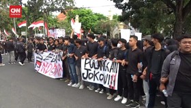 VIDEO: Masuk Halaman Gedung DPRD, Mahasiswa Solo Tuntut Jokowi Diadili