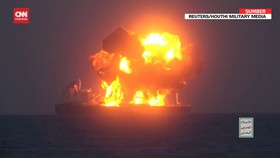 VIDEO: Detik-detik Kapal Yunani Terbakar Imbas Serangan Houthi