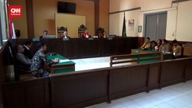 VIDEO: Pihak Jokowi Tak Hadir di Sidang Gugatan Jilbab Paskibraka