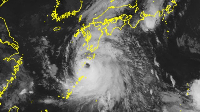Puluhan ribu warga Jepang, terutama kawasan Kyushu, disarankan mengungsi karena topan kuat Shanshan sudah mendekat.