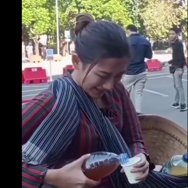 Polwan Nyamar Jadi Penjual Jamu saat Demo, Wajah Glowing dan Jam Mahal Disorot