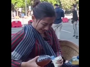 img-title Polwan Nyamar Jadi Penjual Jamu saat Demo, Wajah Glowing dan Jam Mahal Disorot
