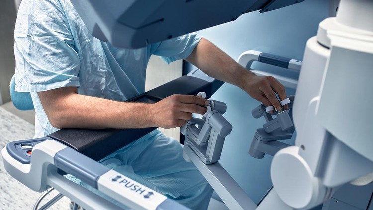 The surgeon in the control cabin of the surgeon's robot. Robotic surgery at the time of machine control by the surgeon.