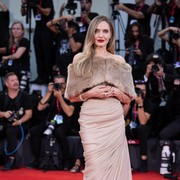 Angelina Jolie Memukau Pakai 3 Gaun Berbeda di Venice Film Festival 2024