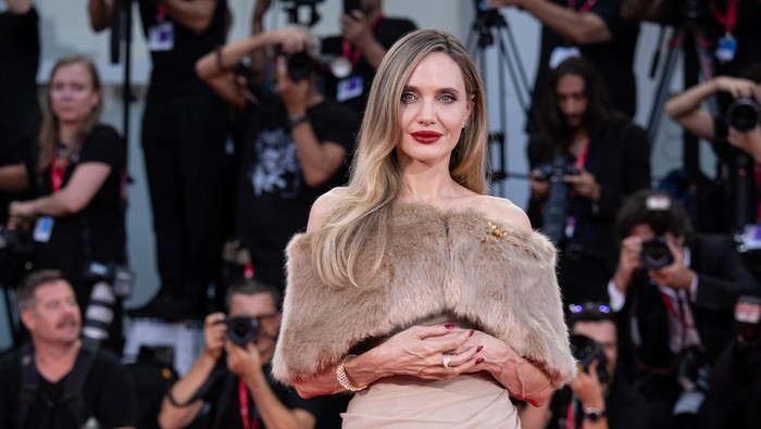 img-title Angelina Jolie Memukau Pakai 3 Gaun Berbeda di Venice Film Festival 2024