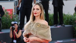 Angelina Jolie Dapat Standing Ovation hingga Berlutut Temui Fans di Festival Film Venesia