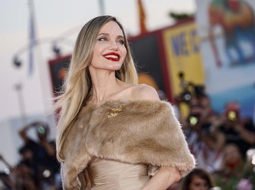 img-title Patah Hati Angeline Jolie Gagal Masuk Nominasi Oscar 2025