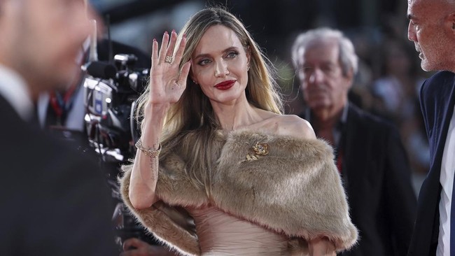 FOTO: Pesona Angelina Jolie di Festival Film Venesia