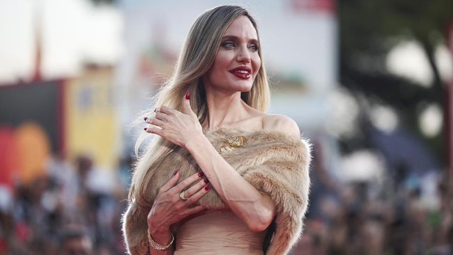 Angelina Jolie kini dirumorkan punya hubungan asmara dengan rapper Inggris, Akala.