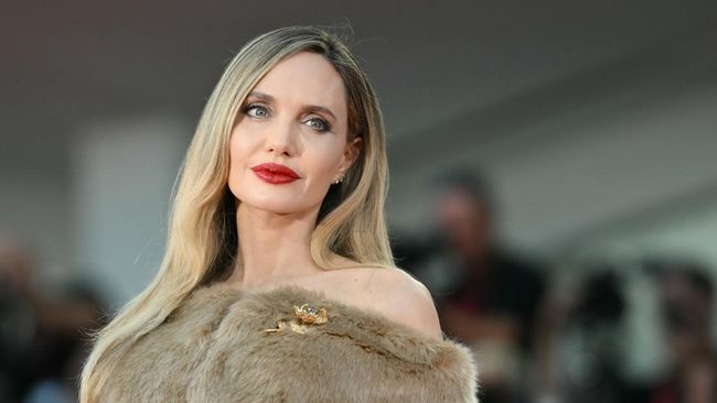 Angelina Jolie cabut gugatan permintaan dokumen FBI tentang dugaan pertengkaran di jet pribadi pada 2016 dengan Brad Pitt.