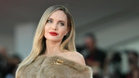 Angelina Jolie Menangis Dapat Standing Ovation 8 Menit di Venice