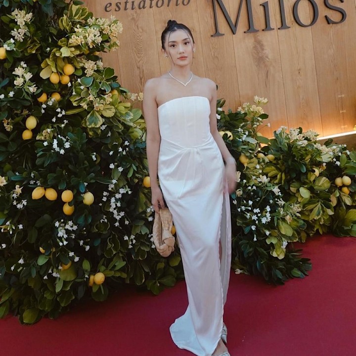 <p>Anissa Aziza mencuri perhatian saat mengenakan dress bersiluet <em>body line.</em> Masih dengan warna putih, busana tersebut membuatnya tampak elegan ketika dipadukan bersama gaya rambut <em>updo.</em> Bunda berusia 30 tahun ini memakai kalung untuk menghiasi bagian lehernya yang terekspose. (Foto: Instagram @anissaaziza)</p>