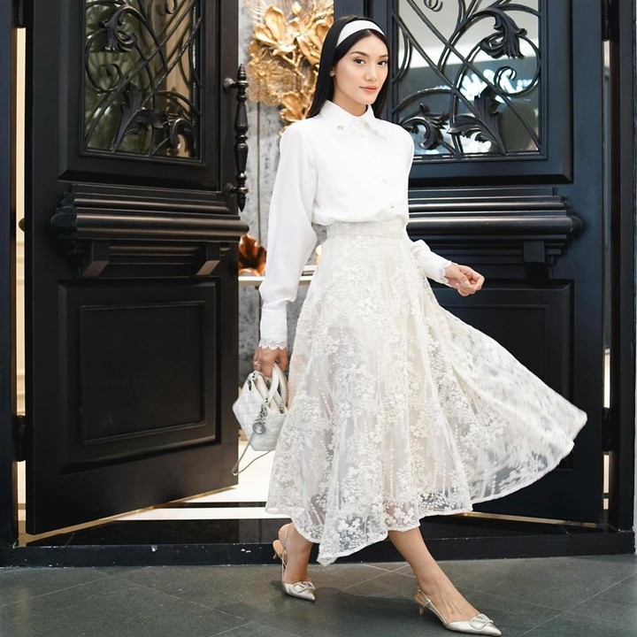 <p>Tampil elegan dengan busana serba putih, Anissa Aziza mengenakan <em>maxi dress</em> beraksen <em>lace.</em> Ia juga memakai aksesori banda di kepalanya. Penampilan tersebut disempurnakan dengan sepatu <em>kitten heels</em> dan <em>handbag</em> putih. (Foto: Instagram @anissaaziza)</p>