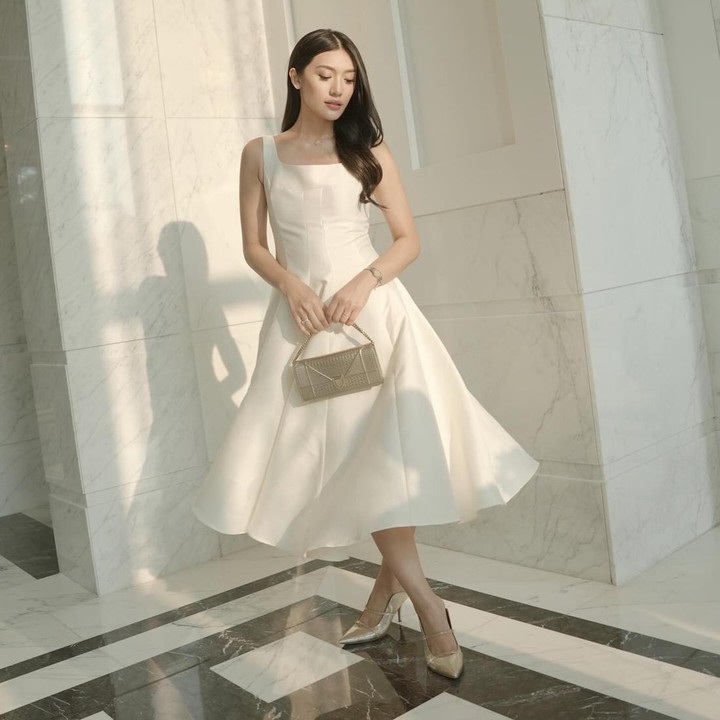 <p>Kali ini, Anissa tampil feminin dengan <em>sleeveless dress</em> bersiluet <em>A-line</em>. Ia memadukannya bersama <em>clutch</em> warna <em>beige</em> dan sepatu <em>stiletto</em> yang anggun. (Foto: Instagram @anissaaziza)</p>