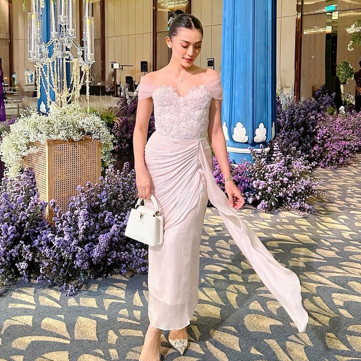 <p>Anissa Aziza istri Raditya Dika selalu terlihat modis dalam berbagai suasana, tak terkecuali saat memakai gaun. Bunda bisa jadikan padu padan busananya sebagai inspirasi <em>outfit</em> ke pesta. Dalam potret yang dibagikan, Anissa terlihat memesona dengan<em> off-shoulder dress</em> berwarna <em>broken white</em>. Ia memadukannya bersama <em>pointy shoes</em> dan <em>handbag</em> berwarna senada. (Foto: Instagram @anissaaziza)</p>