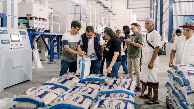 Bank Mandiri menghadirkan Sentra Pengolahan Beras Terpadu (SPBT) yang bertujuan menciptakan ekosistem pertanian secara mandiri, hingga menyejahterahkan petani.