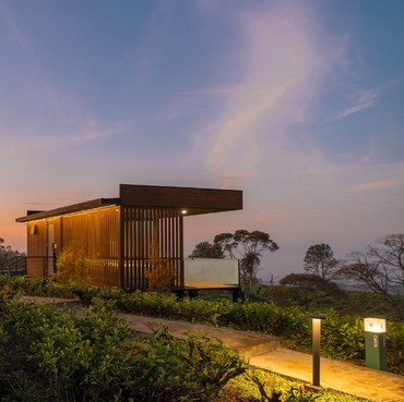 Menikmati Staycation Bersama Hamparan Kebun Teh nan Asri di Bandung