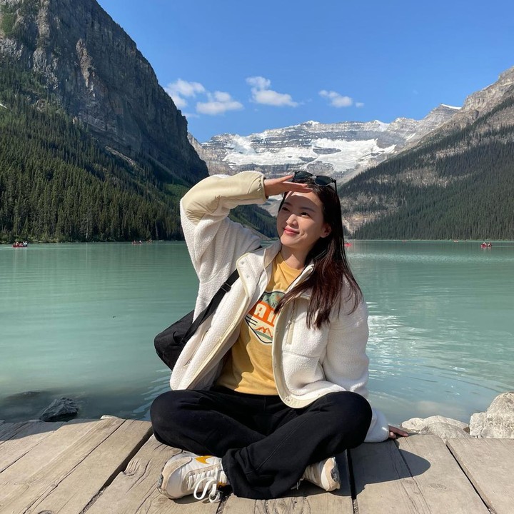<p>Chun Woo Hee juga punya hobi berkeliling dunia, lho. Saat berwisata alam di Kanada, Chun Woo Hee tampil simpel dengan<em> t-shirt</em> dan jaket yang dipadukan dengan <em>loose pants.</em> Ia juga memakai kacamata hitam dan sepatu <em>sneakers.</em> (Foto: Instagram @thousand_wooo)</p>