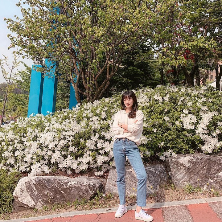 <p>Di drama Korea <em>My Youth</em>, Chun Woo Hee akan memainkan karakter Sung Je Yeon, seorang pemimpin perusahaan dari keluarga kaya yang mendadak jatuh miskin. Di kehidupan nyata, ia merupakan aktris 37 tahun dengan penampilan modis. Ia kerap memamerkan potret OOTD ke media sosial, seperti ketika memadukan kemeja putih dengan celana denim berwarna biru muda yang dipercantik memakai <em>snekaers</em> kasual. (Foto: Instagram @thousand_wooo)</p>