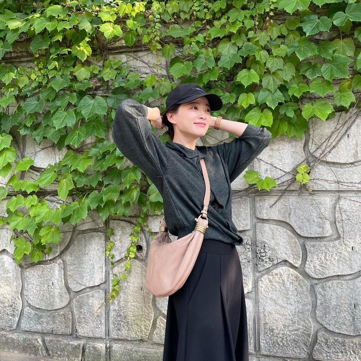 <p>Kali ini, Chun Woo Hee tampil trendi dengan<em> collar shirt</em> yang digunakan bersama rok bersiluet<em> body line</em>. Ia juga memakai<em> baseball cap</em> warna hitam dan memberi sentuhan manis dari <em>sling bag</em> bernuansa <em>earthy tone</em>. (Foto: Instagram @thousand_wooo)</p>