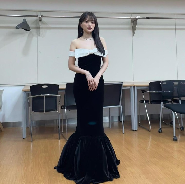 <p>Chun Woo Hee tampil manglingi saat mengisi acara penghargaan. Ia mengenakan gaun malam berupa<em> mermaid dress</em> bernuansa monokrom dengan potongan <em>off-shoulder.</em> (Foto: Instagram @thousand_wooo)</p>