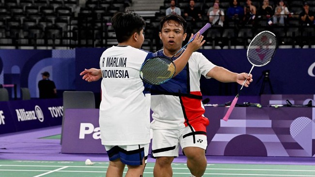 Paris 2024 Paralympics - Badminton - Mixed Doubles SH6 Group Play Stage - Group A - Porte de La Chapelle Arena, Paris, France - August 29, 2024Subhan Subhan of Indonesia celebrates after winning his match with Rina Marlina of Indonesia against Naili 