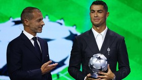 FOTO: Senyum Ronaldo Terima Penghargaan saat Drawing Liga Champions