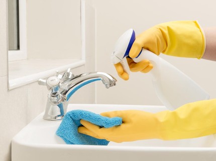 Cara Membersihkan Saluran Wastafel Kamar Mandi yang Tersumbat Rambut