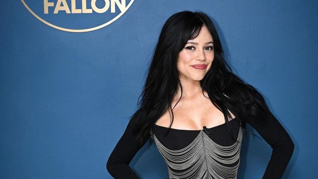 Jenna Ortega Duplikasi Outfit Karakter "Beetlejuice" saat Promosi Film Terbaru