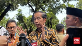Jokowi Santai Tanggapi Narasi Pramono Jadi Penengah Dirinya dan PDIP